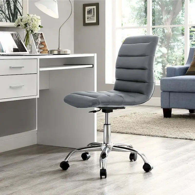 Höhenverstellbarer, armlehnenloser Vinyl-Bürostuhl mit mittelhoher Rückenlehne und Rollen